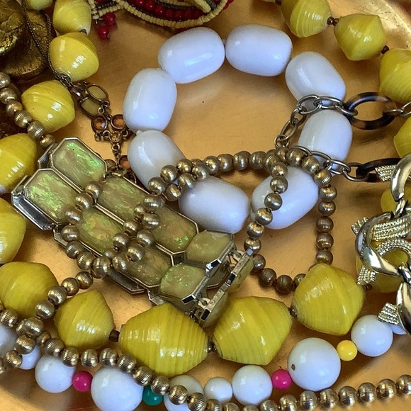 “MELLOW YELLOW” VINTAGE & MODERN JEWELRY LOT.Necklaces & Bracelets.All wearable. - Picture 6 of 8